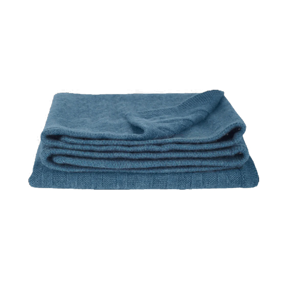 Kabelov&aacute; pleten&aacute; dětsk&aacute; kašm&iacute;rov&aacute; deka