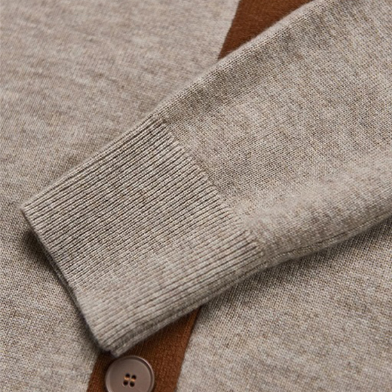 Cardigan monopetto in lana cashmere con scollo a V