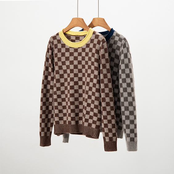 D&aacute;msky k&aacute;rovan&yacute; pleten&yacute; pul&oacute;ver s v&yacute;strihom