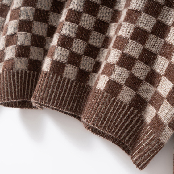 D&aacute;msky k&aacute;rovan&yacute; pleten&yacute; pul&oacute;ver s v&yacute;strihom